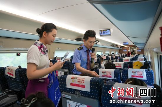 動車上宣傳小分隊與旅客進行“愛路護路”知識問答互動。費思童 攝 動車上宣傳小分隊與旅客進行“愛路護路”知識問答互動。費思童 攝