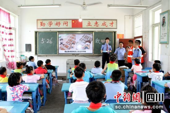 樂山市市中區(qū)平興學(xué)校課堂上,宣傳小分隊采取授課等方式給學(xué)生們講解安全知識。李華時 攝 樂山市市中區(qū)平興學(xué)校課堂上,宣傳小分隊采取授課等方式給學(xué)生們講解安全知識。李華時 攝