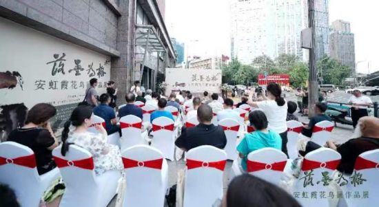畫展開幕儀式現(xiàn)場。 畫展開幕儀式現(xiàn)場。