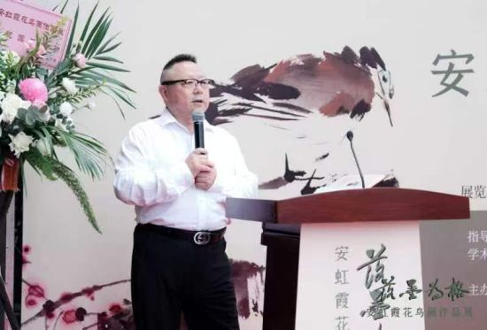 四川省巴蜀畫派促進(jìn)會(huì)執(zhí)行會(huì)長兼秘書長李杰主持開幕式。 四川省巴蜀畫派促進(jìn)會(huì)執(zhí)行會(huì)長兼秘書長李杰主持開幕式。