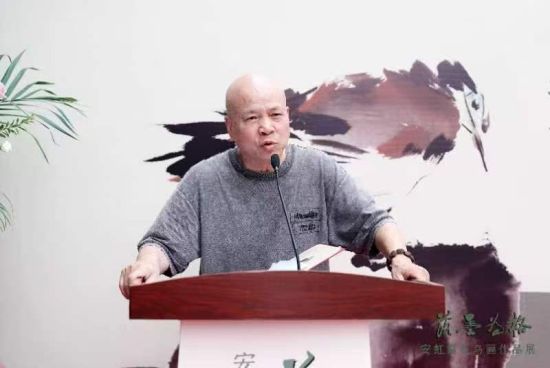 四川西蜀花鳥畫院院長、成都花鳥畫會(huì)會(huì)長、四川花鳥雜志總編輯、四川天府新區(qū)美術(shù)家協(xié)會(huì)名譽(yù)主席、著名畫家陳承基致辭。 四川西蜀花鳥畫院院長、成都花鳥畫會(huì)會(huì)長、四川花鳥雜志總編輯、四川天府新區(qū)美術(shù)家協(xié)會(huì)名譽(yù)主席、著名畫家陳承基致辭。