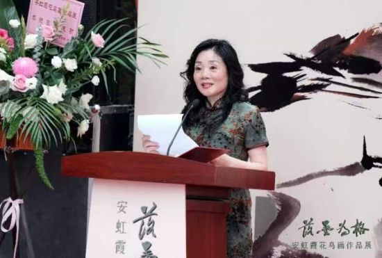 畫展主人公、畫家安虹霞女士致答謝辭。 畫展主人公、畫家安虹霞女士致答謝辭。