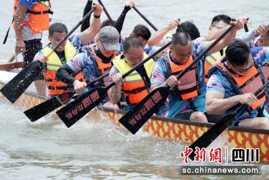 參賽隊伍奮楫爭先。黃龍溪鎮政府供圖 參賽隊伍奮楫爭先。黃龍溪鎮政府供圖
