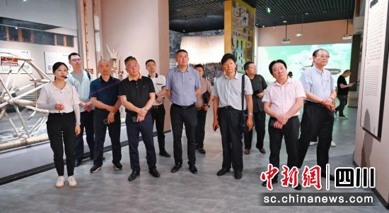 作家藝術(shù)家參觀卓筒井博物館。楊明強 攝 作家藝術(shù)家參觀卓筒井博物館。楊明強 攝