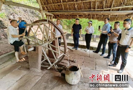 作家藝術(shù)家們現(xiàn)場觀摩從300多米的深井提取鹽鹵水的情景。楊明強 攝 作家藝術(shù)家們現(xiàn)場觀摩從300多米的深井提取鹽鹵水的情景。楊明強 攝
