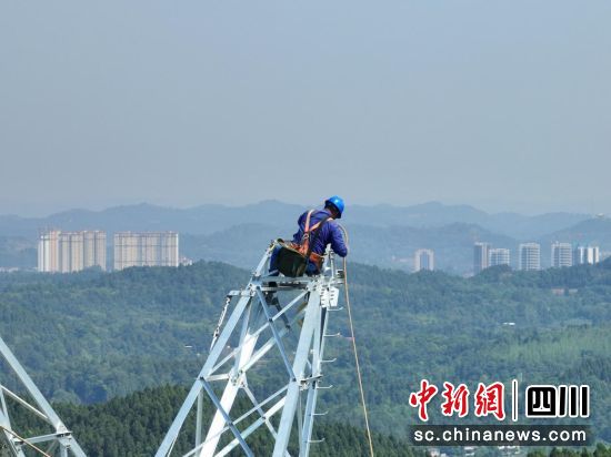 成渝中線資陽段三條高等級電力線路完成遷改。中鐵八局電務公司 供圖 成渝中線資陽段三條高等級電力線路完成遷改。中鐵八局電務公司 供圖