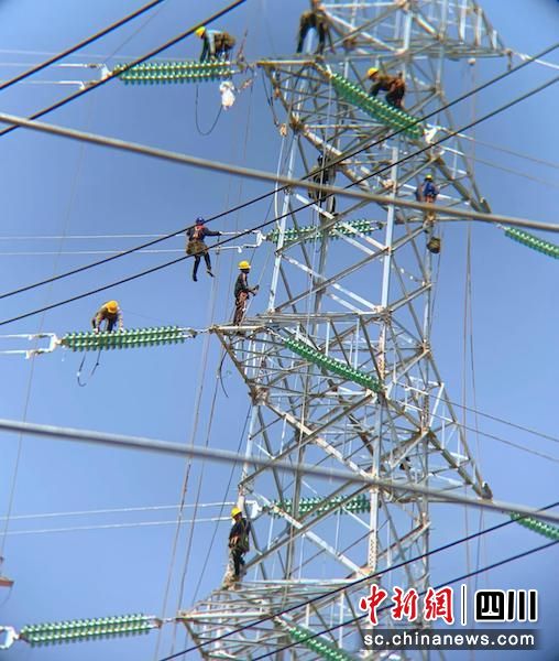 工人們正在緊張作業。中鐵八局電務公司 供圖 工人們正在緊張作業。中鐵八局電務公司 供圖