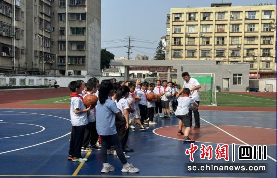 成都市石室小學(xué)教師開展一體化籃球課教學(xué)。成都市石室小學(xué)供圖 成都市石室小學(xué)教師開展一體化籃球課教學(xué)。成都市石室小學(xué)供圖