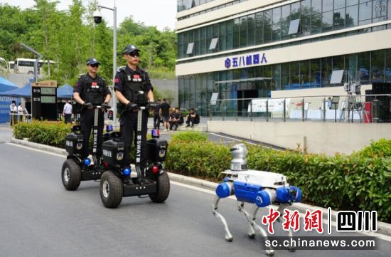 民警展示機器狗的應用場景。 楊勇 攝 民警展示機器狗的應用場景。 楊勇 攝