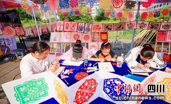 制作剪紙。富順教體局 供圖 制作剪紙。富順教體局 供圖