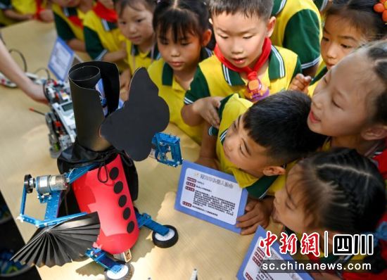 學生在觀看“變臉”機器人表演。劉永紅 攝 學生在觀看“變臉”機器人表演。劉永紅 攝