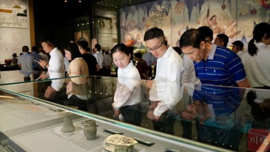 觀眾參觀宜賓竹文化博物館。 觀眾參觀宜賓竹文化博物館。