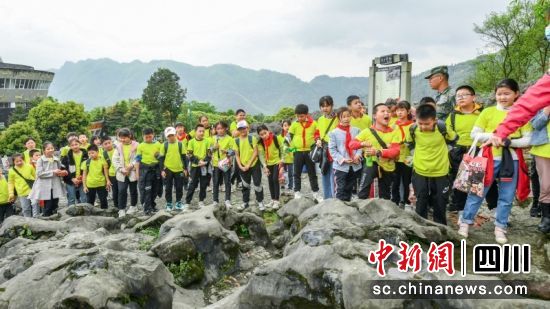 地質(zhì)科普研學(xué)游。蜀南文旅集團(tuán)供圖 地質(zhì)科普研學(xué)游。蜀南文旅集團(tuán)供圖