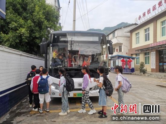 學(xué)生放學(xué)后有序乘車。 王俊杰 攝 學(xué)生放學(xué)后有序乘車。 王俊杰 攝