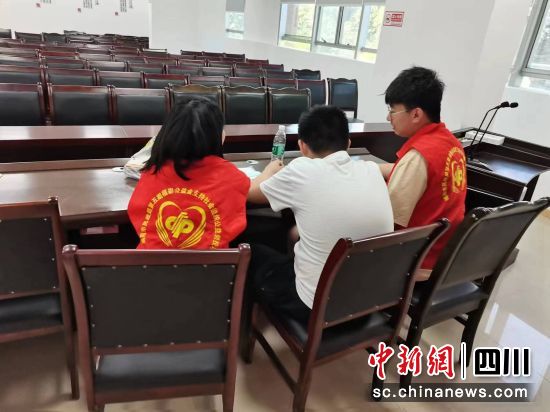 關愛困境兒童活動。 綿陽市婚姻家庭教育促進會供圖 關愛困境兒童活動。 綿陽市婚姻家庭教育促進會供圖