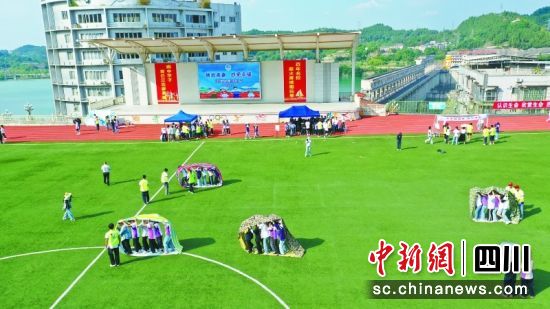 南部中學(xué)開展心理健康教育課間活動(dòng)。馮春艷 攝 南部中學(xué)開展心理健康教育課間活動(dòng)。馮春艷 攝