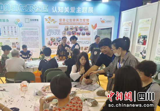 腦健康提升訓練體驗課現場。老博會組委會供圖 腦健康提升訓練體驗課現場。老博會組委會供圖