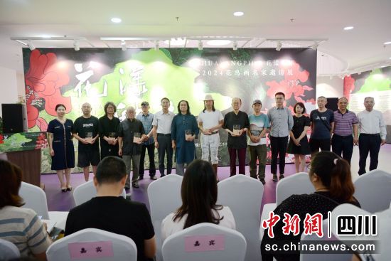 為參展畫家代表頒發(fā)《入展證書》。鄭政 攝 為參展畫家代表頒發(fā)《入展證書》。鄭政 攝