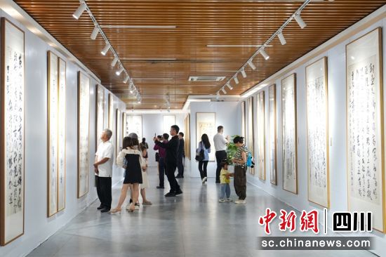 當代五體書法大展吸引市民觀展。夾江融媒中心供圖 當代五體書法大展吸引市民觀展。夾江融媒中心供圖