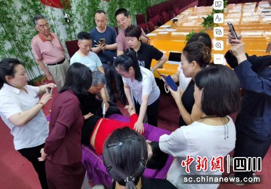 授課現(xiàn)場(chǎng)。四川西部北斗科技發(fā)展有限公司供圖 授課現(xiàn)場(chǎng)。四川西部北斗科技發(fā)展有限公司供圖