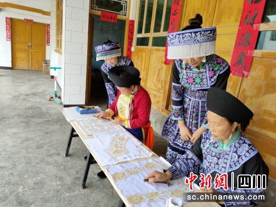苗族蠟染技藝現場教學。張必柱 攝 苗族蠟染技藝現場教學。張必柱 攝