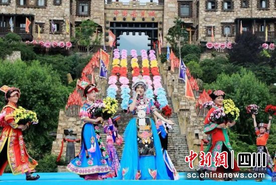圖為去年“瓦爾俄足節(jié)”活動照片。茂縣縣委宣傳部供圖 圖為去年“瓦爾俄足節(jié)”活動照片。茂縣縣委宣傳部供圖