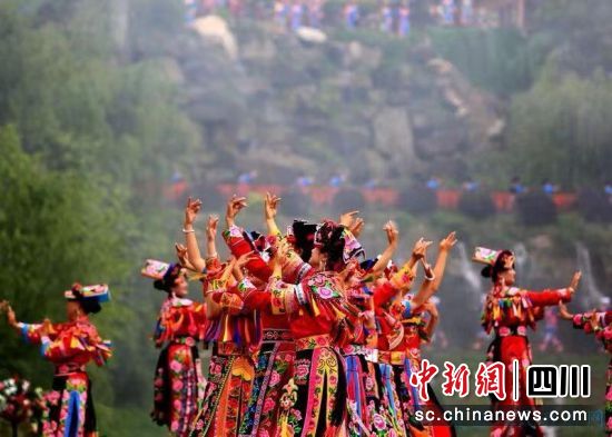 圖為去年“瓦爾俄足節(jié)”活動照片。茂縣縣委宣傳部供圖 圖為去年“瓦爾俄足節(jié)”活動照片。茂縣縣委宣傳部供圖
