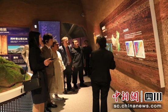 實地調研。邛崍市委統戰部 供圖 實地調研。邛崍市委統戰部 供圖