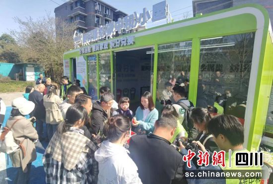 媒體、市民走進(jìn)“碳中和”小屋。張浪 攝 媒體、市民走進(jìn)“碳中和”小屋。張浪 攝