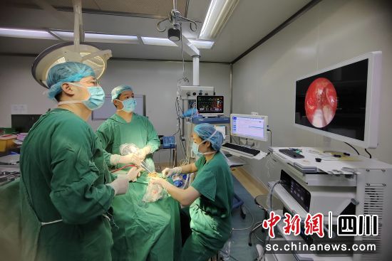 圖為手術(shù)現(xiàn)場(chǎng)。成都市第六人民醫(yī)院供圖 圖為手術(shù)現(xiàn)場(chǎng)。成都市第六人民醫(yī)院供圖