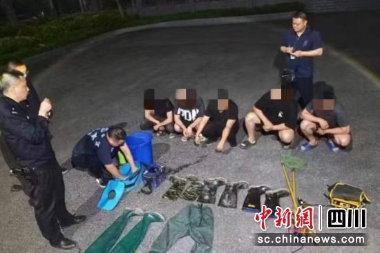 擋獲現(xiàn)場。榮縣警方 供圖 擋獲現(xiàn)場。榮縣警方 供圖