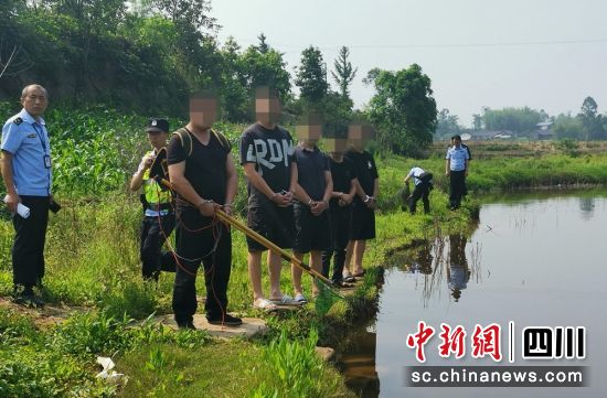 指認現(xiàn)場。榮縣警方 供圖 指認現(xiàn)場。榮縣警方 供圖