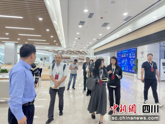 媒體記者走進川渝高竹新區稅費征管服務中心采訪。王爵攝 媒體記者走進川渝高竹新區稅費征管服務中心采訪。王爵攝