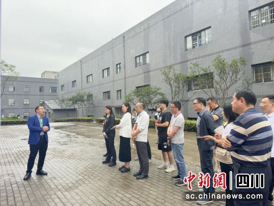 媒體記者在位于廣安國家經濟技術開發區的利爾化學產業園采訪。王爵攝 媒體記者在位于廣安國家經濟技術開發區的利爾化學產業園采訪。王爵攝