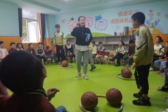 “青苗救護”殘疾人康復托養(yǎng)中心的孩子們在快樂玩耍 “青苗救護”殘疾人康復托養(yǎng)中心的孩子們在快樂玩耍