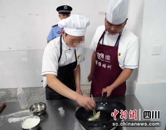 中式烹調技師涂超(右)指導未成年犯學習烹飪技藝。記者安源 攝 中式烹調技師涂超(右)指導未成年犯學習烹飪技藝。記者安源 攝