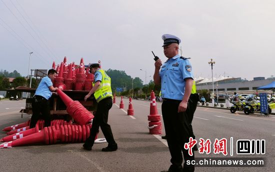 考前交通整治現(xiàn)場。富順公安 供圖 考前交通整治現(xiàn)場。富順公安 供圖