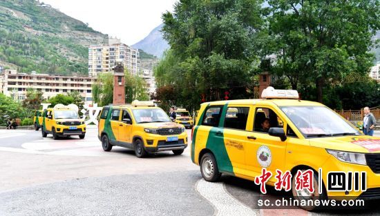愛心送考車。汶川縣委宣傳部供圖 愛心送考車。汶川縣委宣傳部供圖