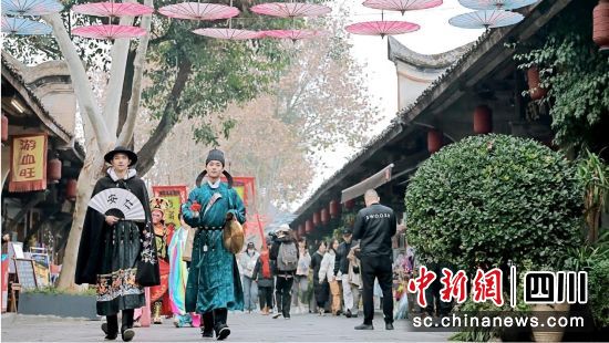 歷史人物“穿越”安仁古鎮。(西嶺文旅集團 供圖) 歷史人物“穿越”安仁古鎮。(西嶺文旅集團 供圖)