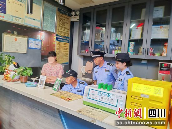什邡公安開展集中清查整治行動。 什邡市公安局供圖 什邡公安開展集中清查整治行動。 什邡市公安局供圖