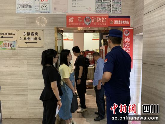 南充消防走進高考考點附近酒店指導做好消防安全工作。四川消防供圖 南充消防走進高考考點附近酒店指導做好消防安全工作。四川消防供圖