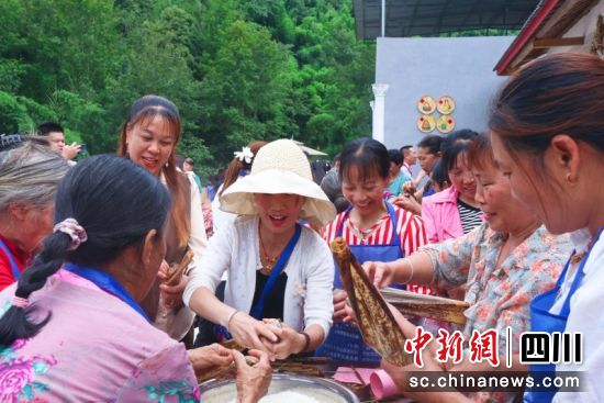 粽意濃濃,情聚一堂。潘政吉 攝 粽意濃濃,情聚一堂。潘政吉 攝
