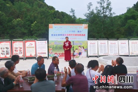 大足金錢板傳承人現(xiàn)場表演。潘政吉 攝 大足金錢板傳承人現(xiàn)場表演。潘政吉 攝