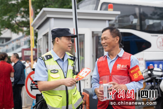 徐根發與徐敏一同護航高考。 綿陽市公安局供圖 徐根發與徐敏一同護航高考。 綿陽市公安局供圖