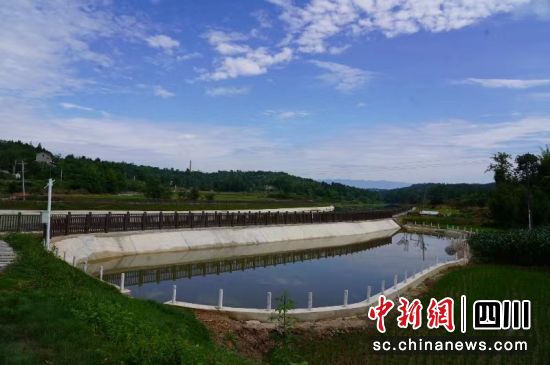 工農(nóng)埝橋附近新建親水步道。 江油市委宣傳部供圖 工農(nóng)埝橋附近新建親水步道。 江油市委宣傳部供圖