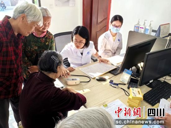 眉山市東坡區人民醫院(市中醫醫院)醫護人員正在鄉村醫療機構開服務。東坡區人民醫院供圖 眉山市東坡區人民醫院(市中醫醫院)醫護人員正在鄉村醫療機構開服務。東坡區人民醫院供圖