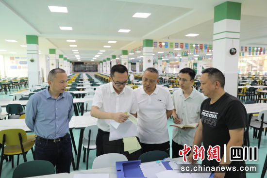 “校園餐”專班工作人員正在開(kāi)展監(jiān)督檢查。 西充縣委宣傳部供圖 “校園餐”專班工作人員正在開(kāi)展監(jiān)督檢查。 西充縣委宣傳部供圖