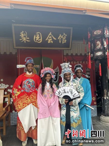 盧旺達(dá)青年團(tuán)隊(duì)在成都體驗(yàn)。(鳳凰山體育公園 供圖) 盧旺達(dá)青年團(tuán)隊(duì)在成都體驗(yàn)。(鳳凰山體育公園 供圖)
