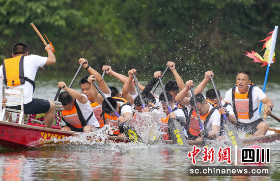 船員們揮槳競渡。江安縣融媒體中心供圖 船員們揮槳競渡。江安縣融媒體中心供圖