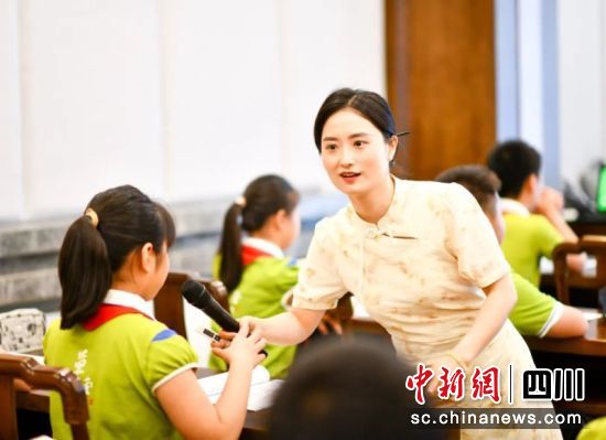 同學(xué)正在回答現(xiàn)場(chǎng)。成都市草堂小學(xué) 供圖 同學(xué)正在回答現(xiàn)場(chǎng)。成都市草堂小學(xué) 供圖